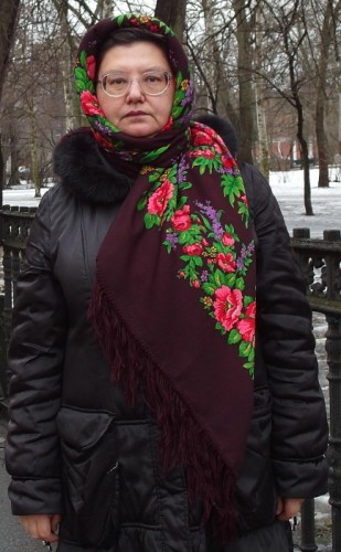 Пытаюсь приучить платочек к голове.