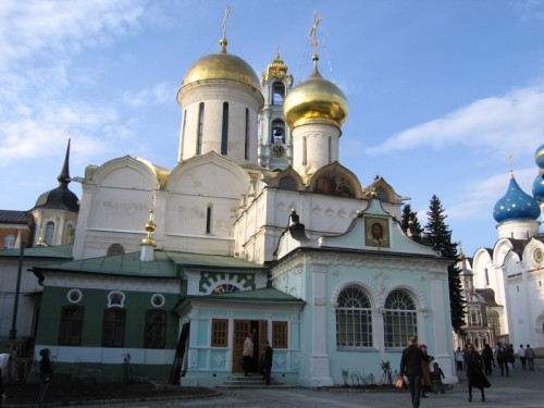 Никоновская церковь (1548) - справа, Серапионовская палатка (1783) - слева