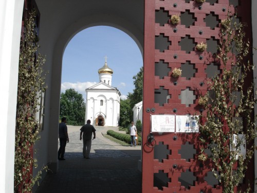 У входа в монастырь. Я была там сразу после Троицы, поэтому у входа стоят березки...