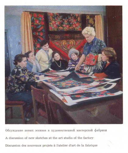 Шаль на стенде слева.jpg