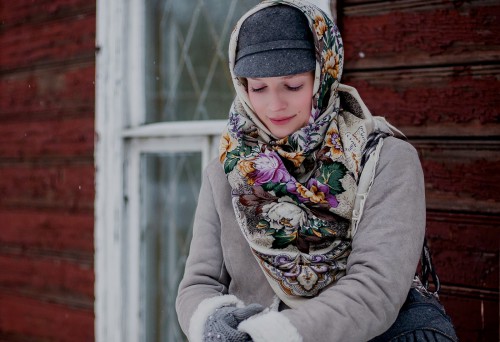 frost-and-fashion-blonde-girl-style-look-outfit-a-la-russe-floral-shawl-grey-creme-wool-cap-maxi-skirt-russian-embroidered-embroidery-1.jpg