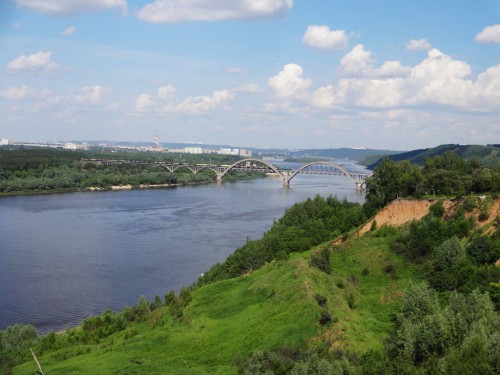 Река Ока. Вдалеке - панорама Нижнего Новгорода.