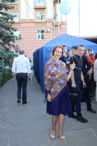 Взгляд парниши справа очень повеселил