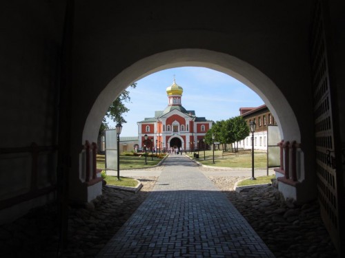 у ворот церкви Михаила Архангела