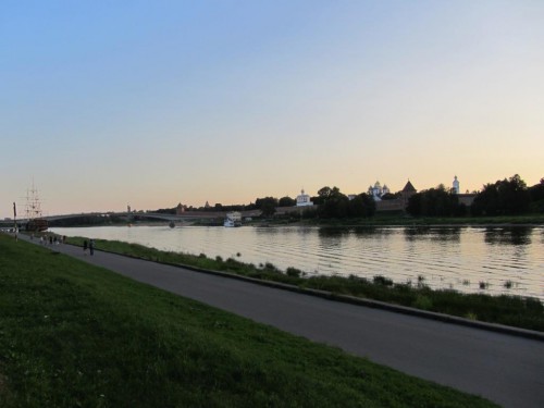 Вид на Кремль, виден пешеходный мост