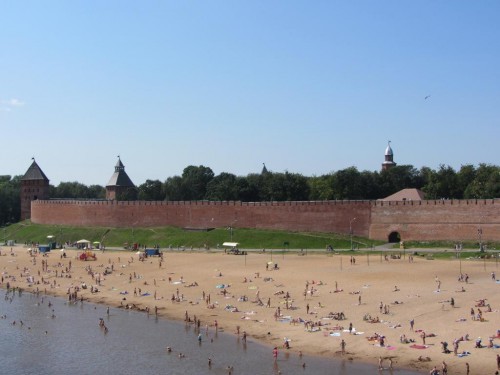 Пляж, слева от моста